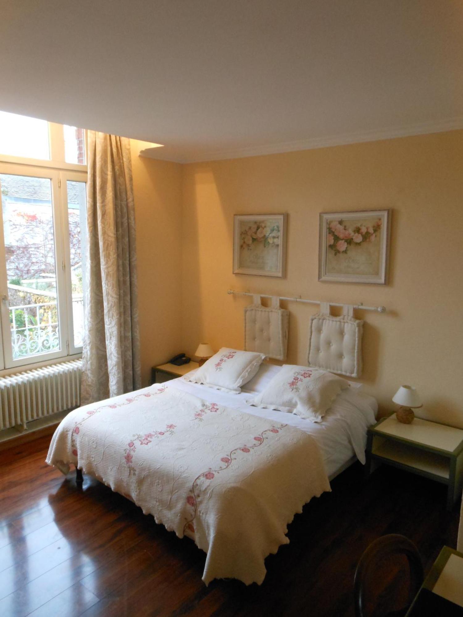 Logis - Hotel Restaurant L'Ecu De France Malesherbes Εξωτερικό φωτογραφία