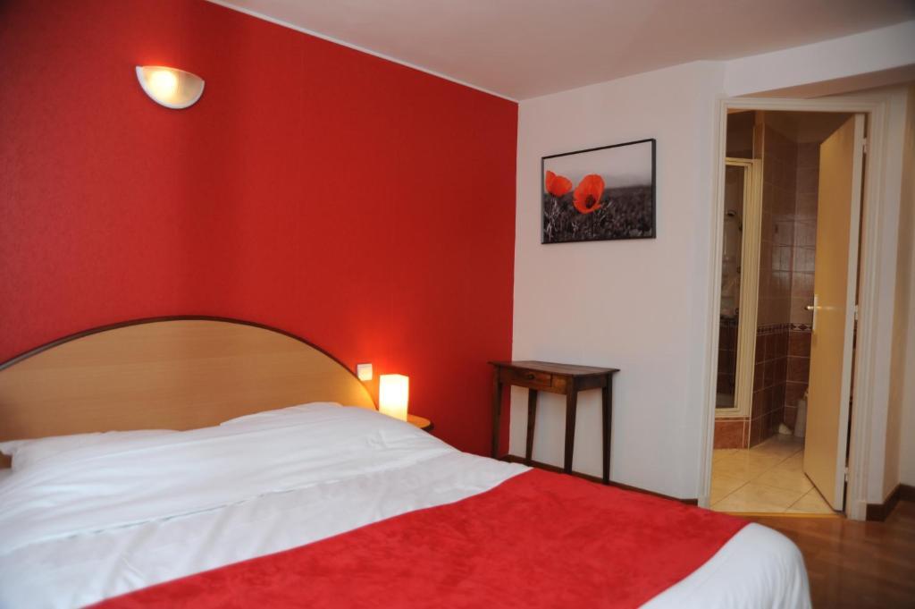 Logis - Hotel Restaurant L'Ecu De France Malesherbes Δωμάτιο φωτογραφία